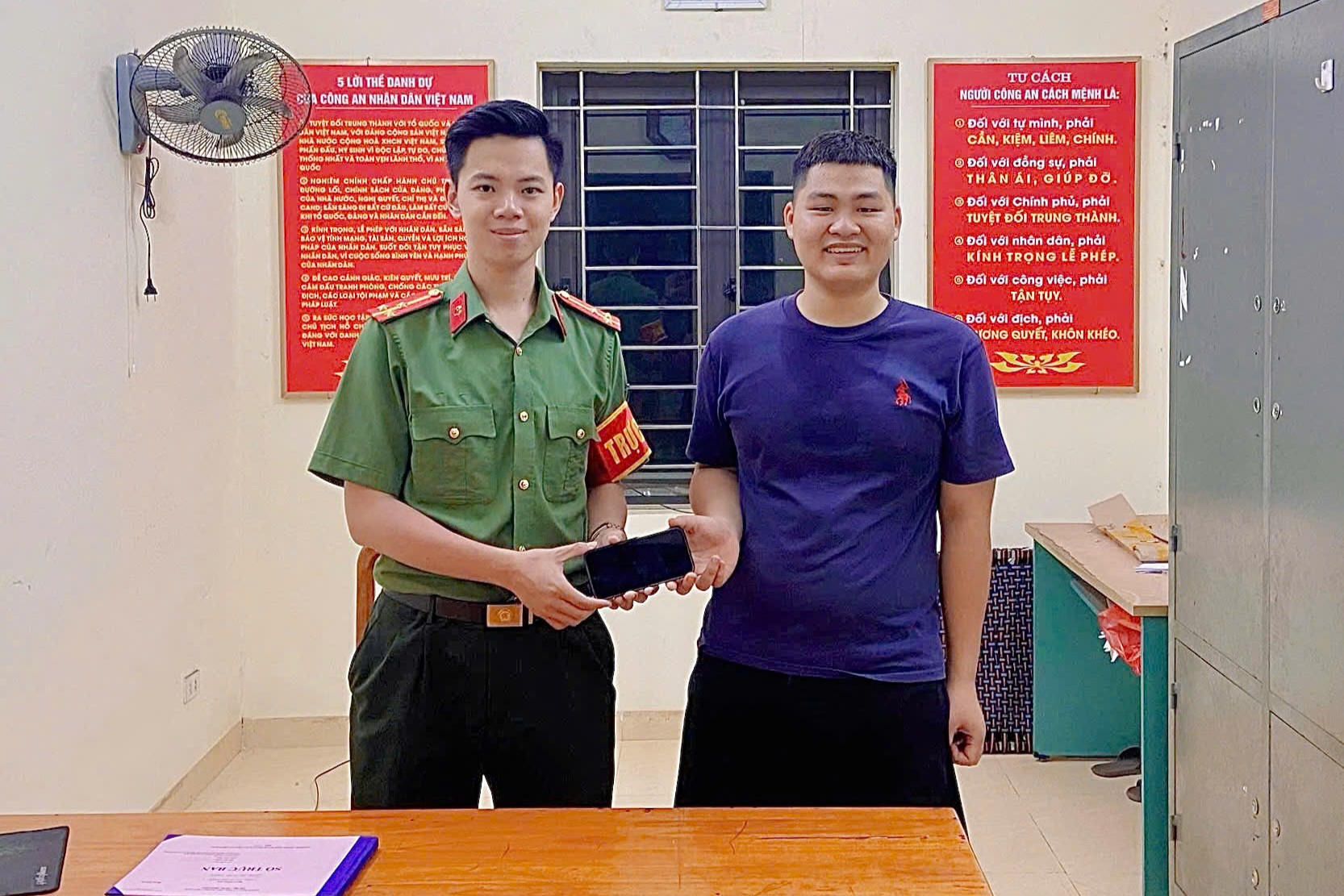 Công an xã An Khánh: Trao trả tài sản cho người đánh rơi, lan tỏa hành động đẹp trong cộng đồng